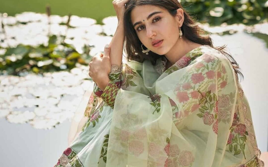 Sara Ali Khan Travels in Mumbai Local, Video gets viral