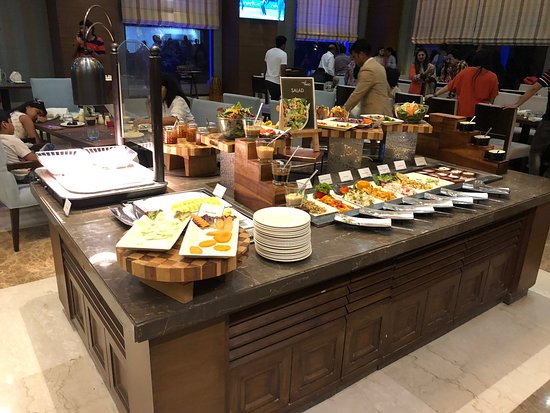 TIPS TO  EAT EFFICIENTLY IN A BUFFET