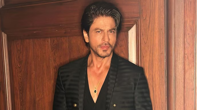 Shah Rukh Khan Surprises Fans on His 58th Birthday with Midnight Appearance