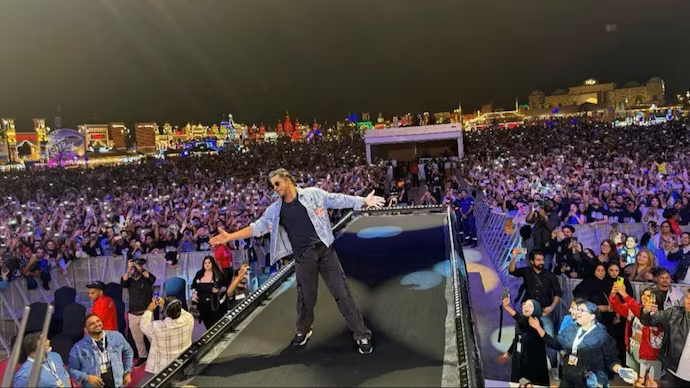 Shah Rukh Khan’s Middle East Fan Frenzy: Security Scrambles as Fans Refuse to Release His Hand During Dubai Campaign