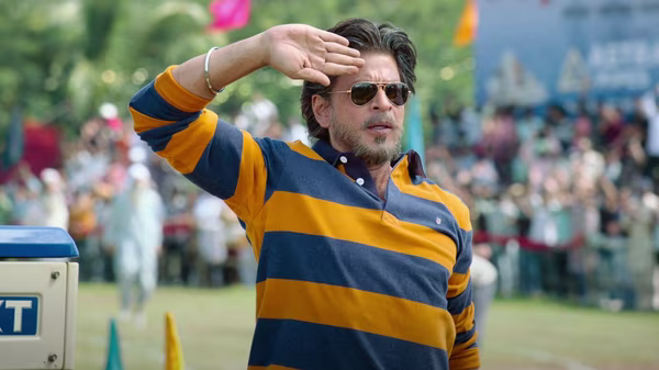 Shah Rukh Khan’s Emotional Fan Encounter Steals the Spotlight at Exclusive Movie Celebration